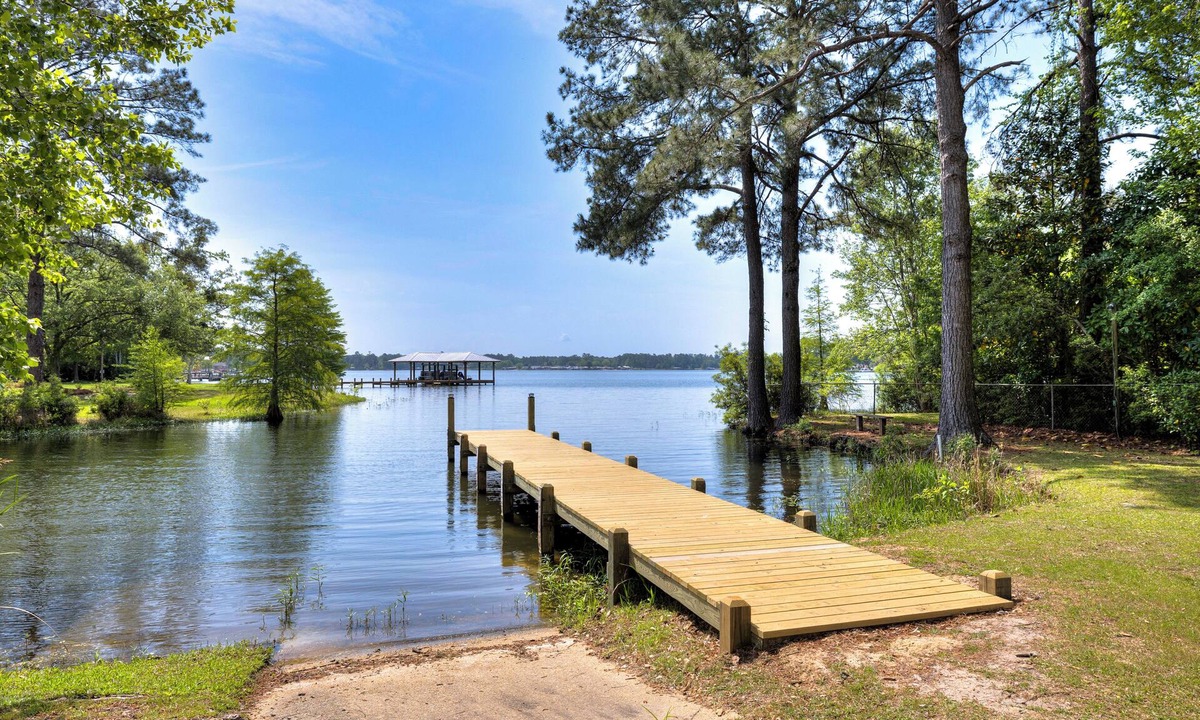 Manning House | Lakefront 3-bedroom home with private dock and ramp on Lake Marion, Manning, SC