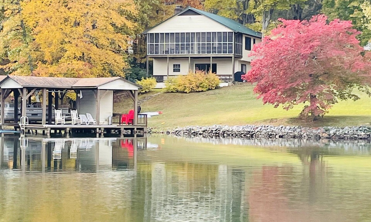 Wise House | Lakefront 4bd-2ba; Deep water; Large Porch; Sleeps 14; Pet friendly