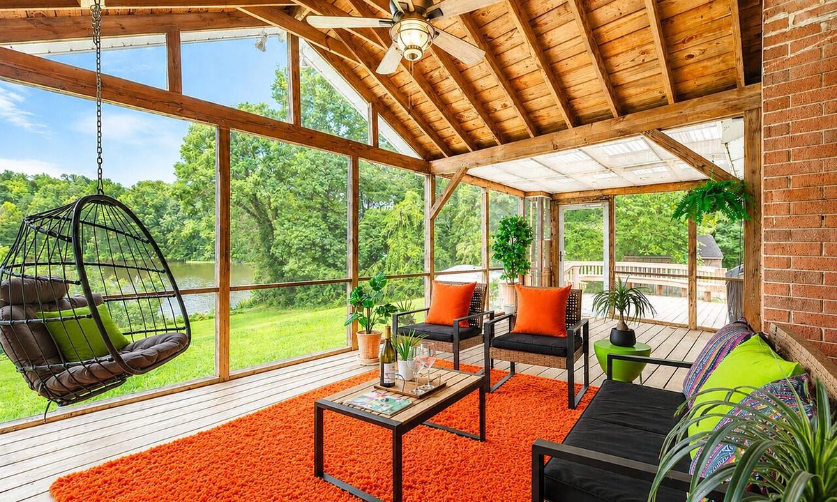 High Point House | Lakefront 4BR Home w/Screened Porch & Deck Views, Near HPU, Greensboro & Winston