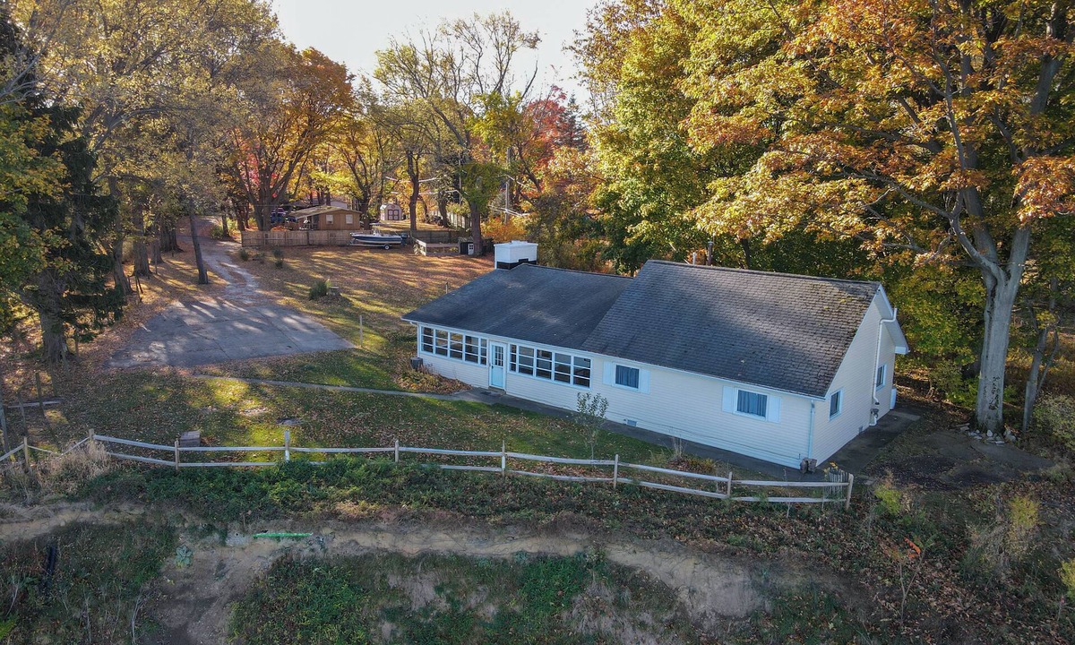 Lake City House | Lakefront Escape on Erie’s Edge | 20 minutes to Presque Isle | Pet Friendly!nn