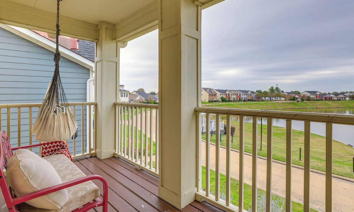 Lakeville House | Lakefront Home in Energy Corridor Area: Near 99!