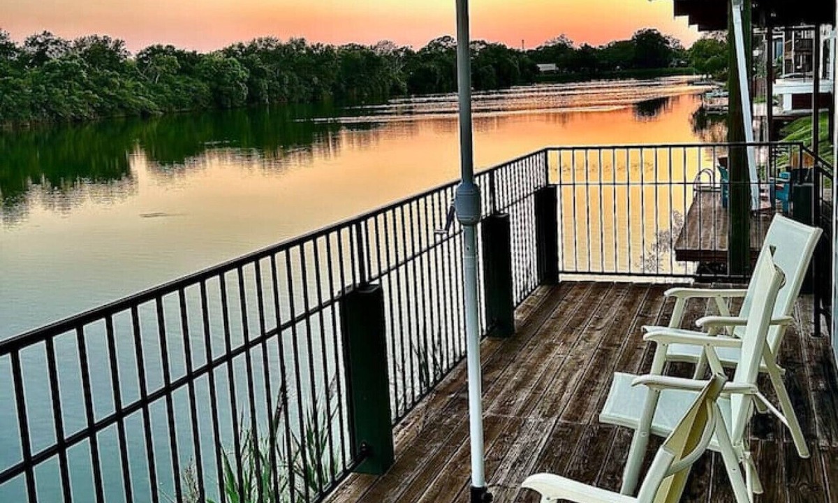 El Lago House | Lakehouse with Hot Tub and Beautiful Water Views!