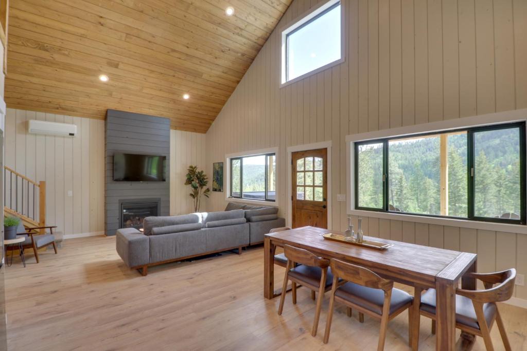 Lakeside House | Lakeside Cabin with Hot Tub 3 Mi to Flathead Lake!