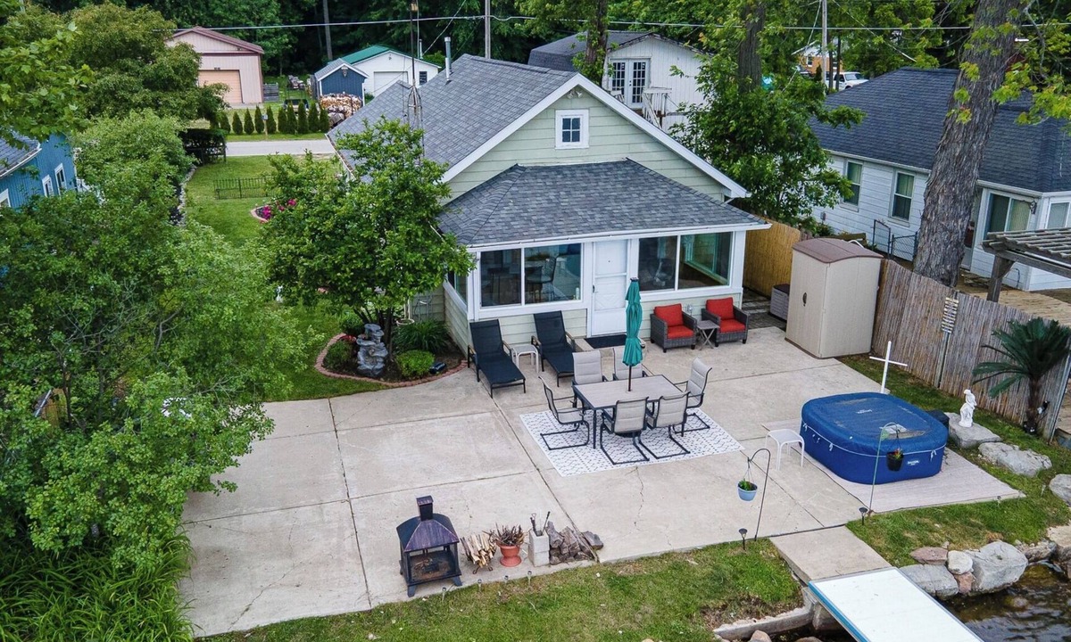 Lapeer Cottage | Lakeside Retreat with Massage Chair