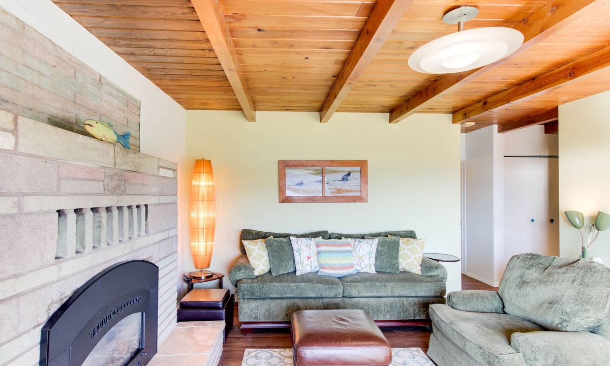 East Hope House | Lakeview Home with Private Hot Tub, Washer and Dryer, Cable, and Scenic Deck