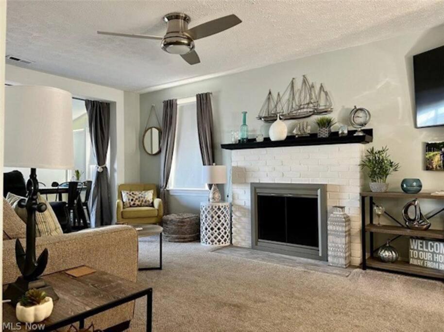 Ashtabula House | Lakeview - Lake Erie - Ashtabula, OH - 5 Min to GOTL - Fireplace- Deck - King Bed
