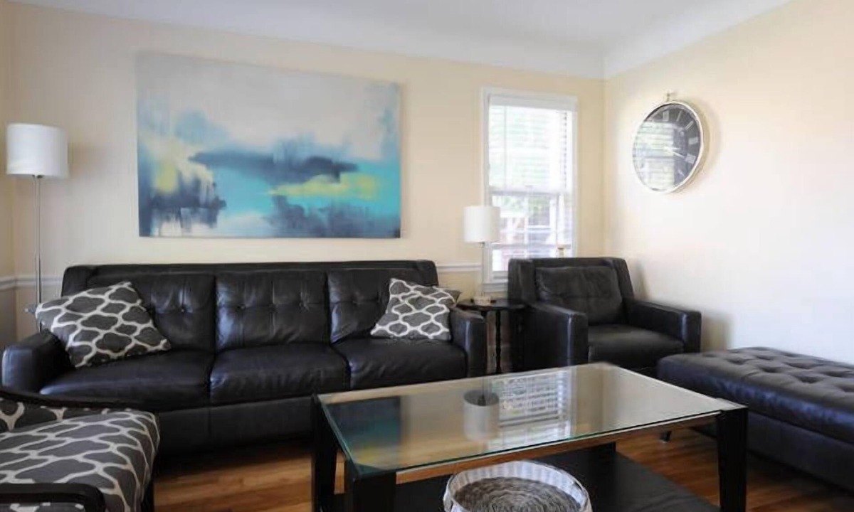 Oak Park House | Lamplight House - Quiet Beauty Close to ALL Downtowns!
