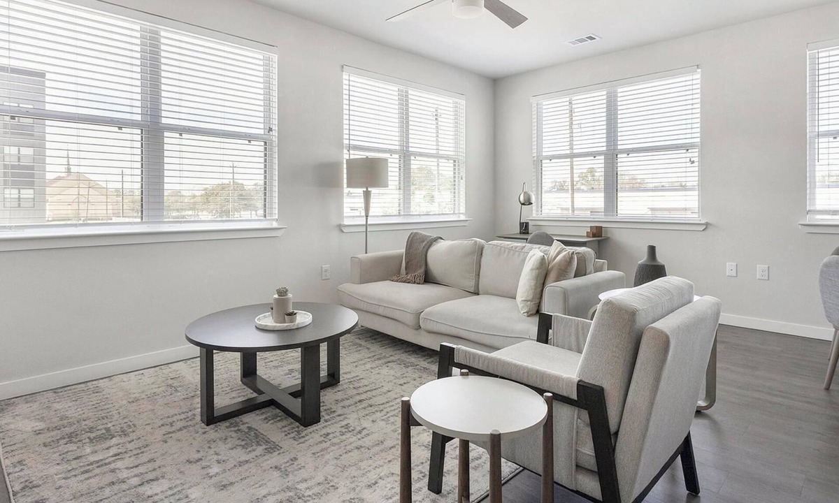 Spring Branch East Apartment | Landing | Beautiful 2BD, Gym, Courtyard