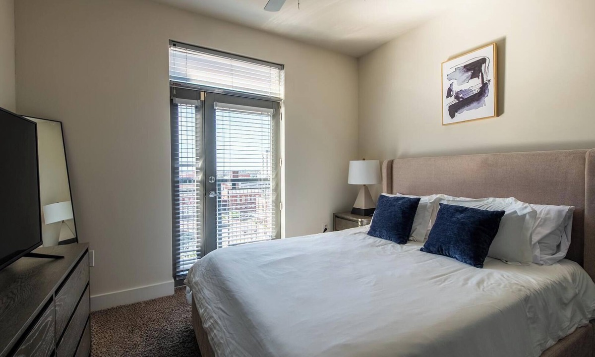 Church Hill Apartment | Landing | Modern 1BD, Rooftop Lounge, Gym