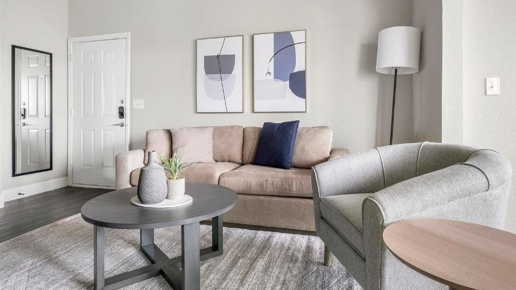 Richmond Apartment | Landing Spectacular 1BD Pool Gym
