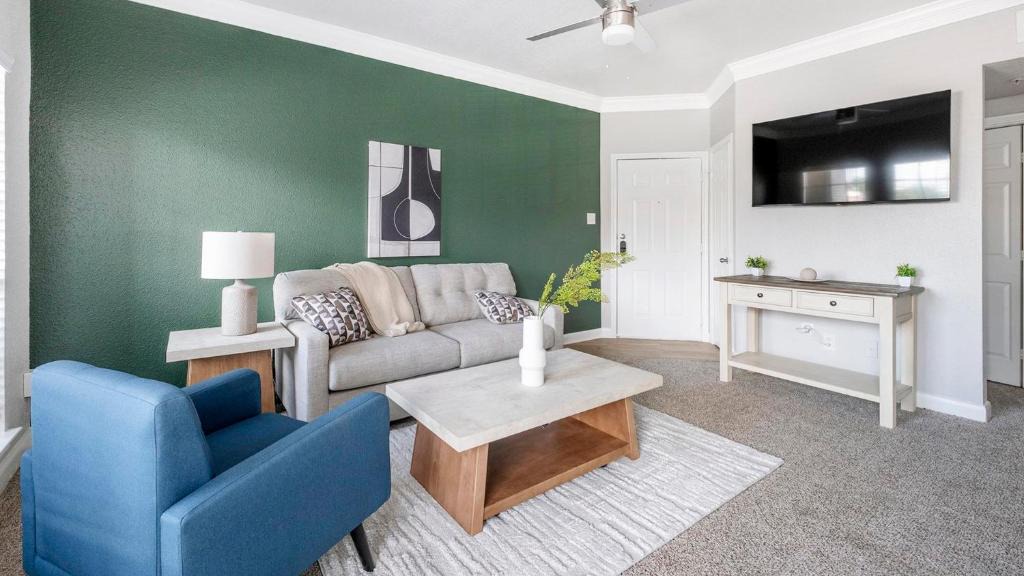Barker Apartment | Landing Stylish 1BD Clubhouse