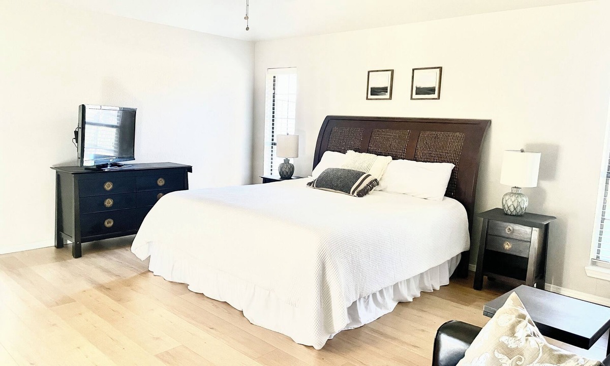 Paris House | Large 3 bed/2 bath luxury home in central location!