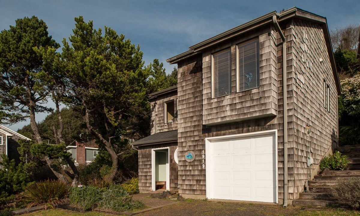 Roads End House | Large beautiful home 2 blocks to beach w/astounding views of the Pacific!