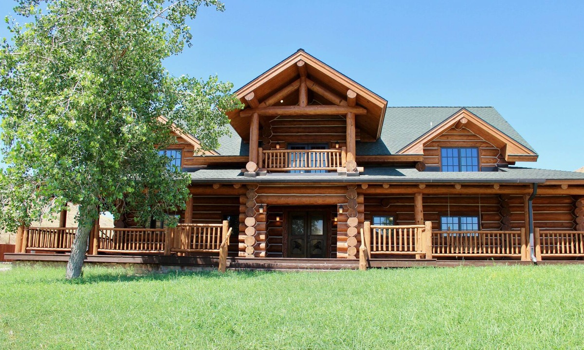Shell House | Large, picturesque luxury log home for the whole family.