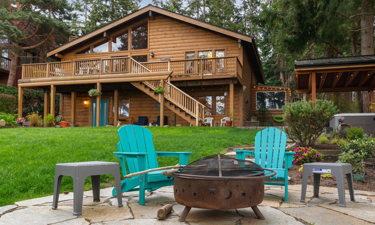 Coupeville House | Large property with 3 unique living spaces, hot tub, & community beach access