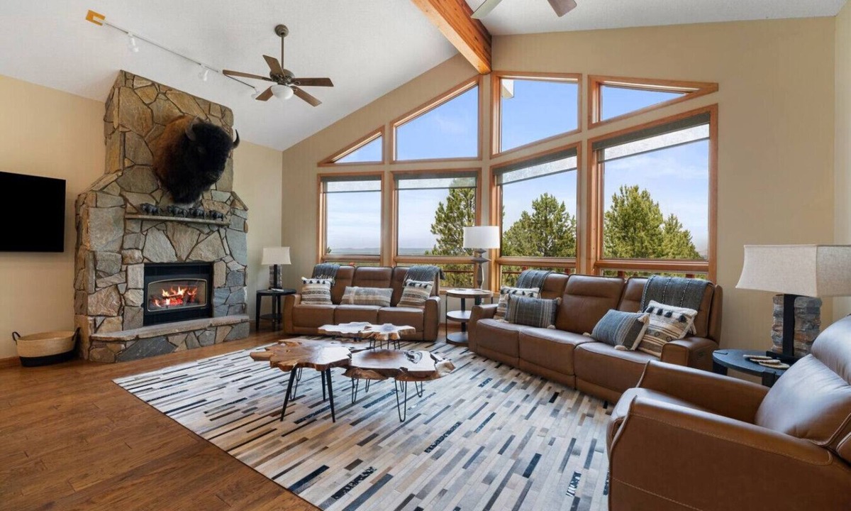 Custer House | Largest Custer Lodge-Sleeps 22