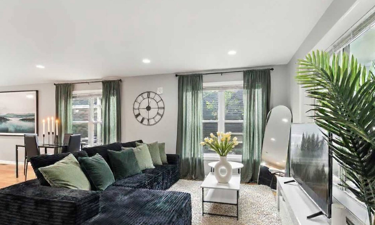 Lowry Hill East House | Lavish 3Bed 3Bath Condo in Uptown