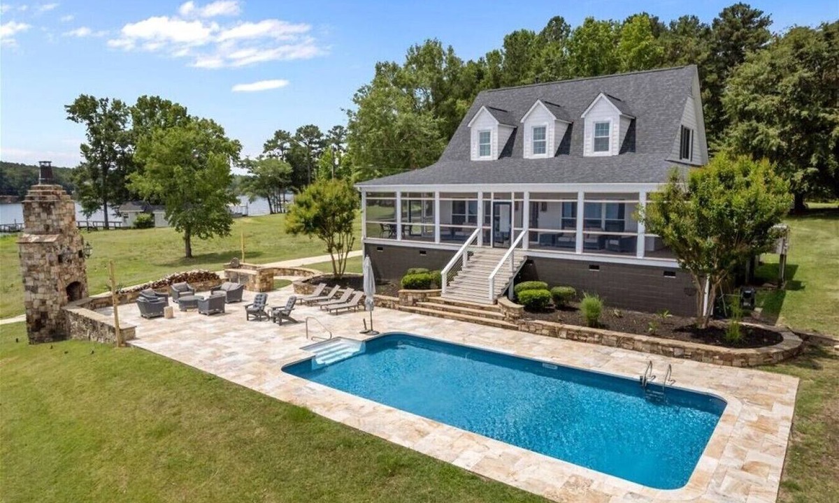 Ridgeway House | Lazy Dazes - 4 bedroom w/Lake Front & Inground pool