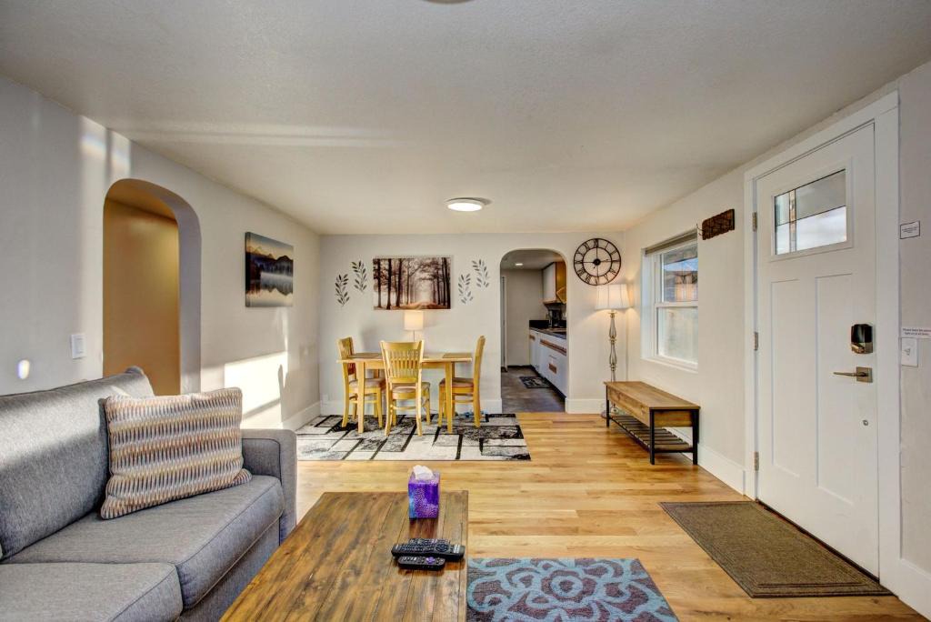 Depot Bench House | Little Blue Bungalow on Boise's Bench, Pet Friendly, Fully Fenced yard with doggie door! 2 miles from BSU, 5 minutes from Downtown Boise, Desk and workstation for remote workers, 2 TV's large walk-in closet, Good for mid-term stays