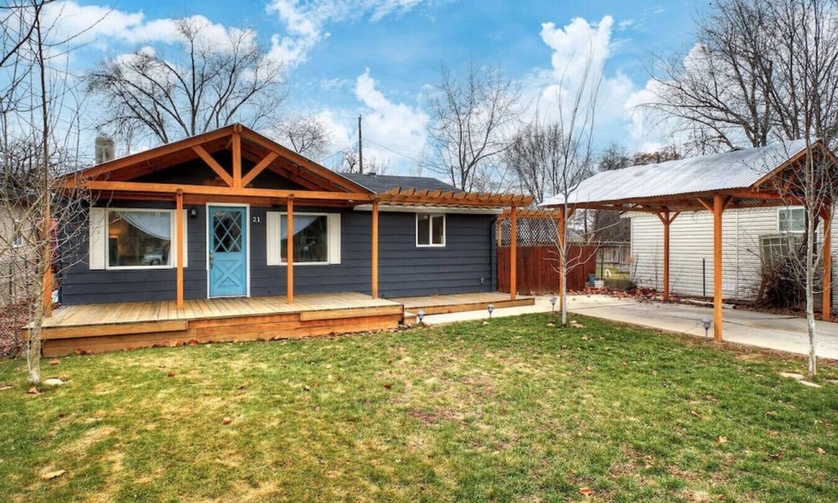 Depot Bench House | Little Blue Bungalow Pet Friendly, Fenced Yard!