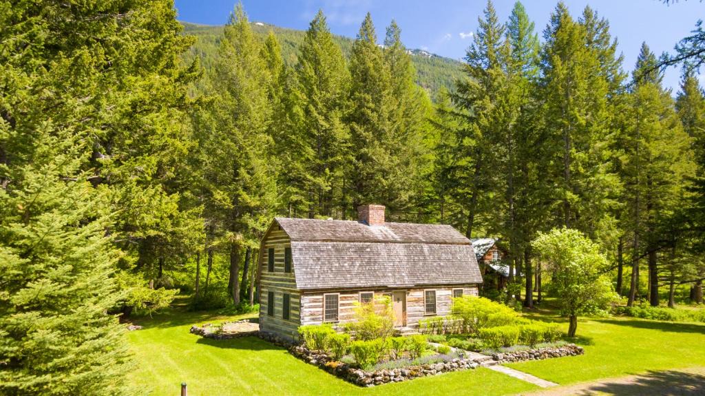Columbia Falls House | Living in the Past Log Home - Mins From Glacier!