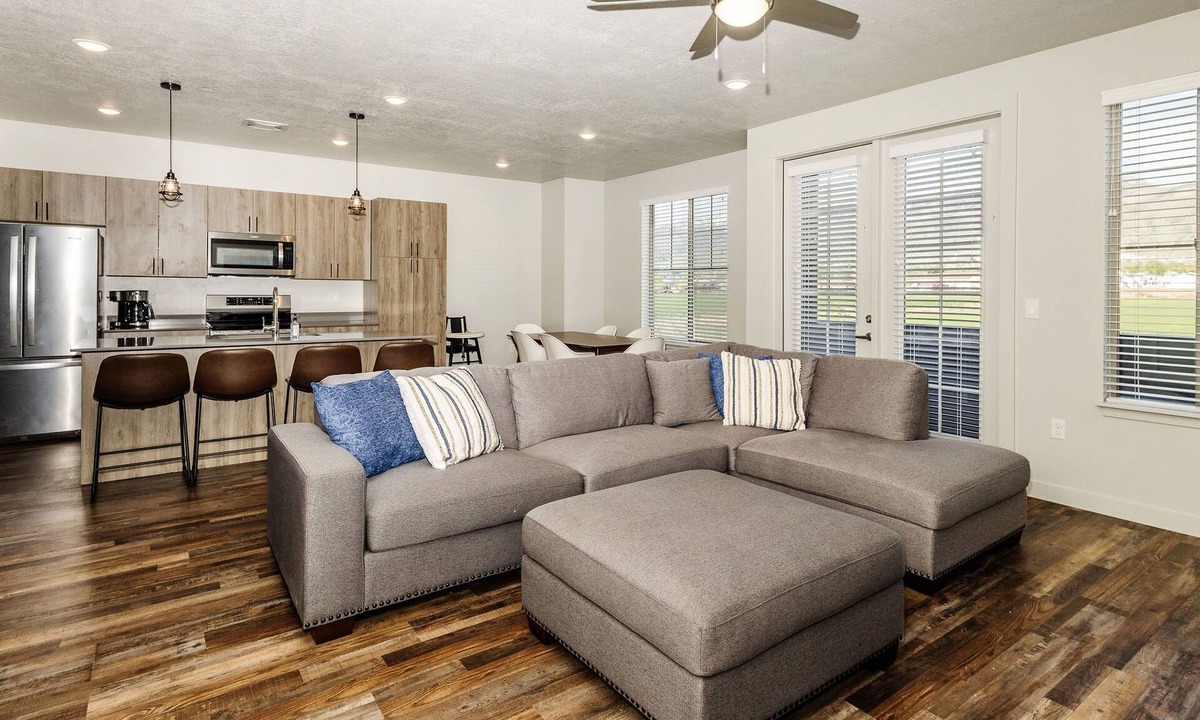 North Logan House | Loaded Logan Loft near USU & EVERYTHING Else - Sleeps 8 in beds