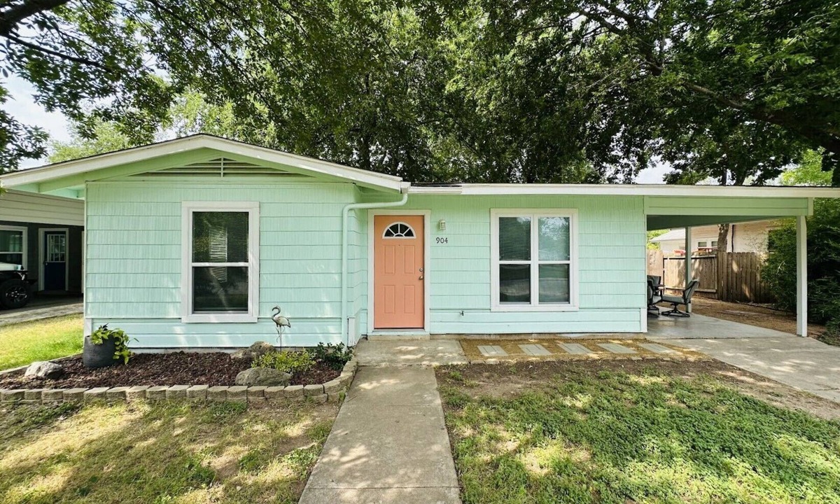 San Marcos House | Located in the heart of San Marcos, just blocks away from the San Marcos River.