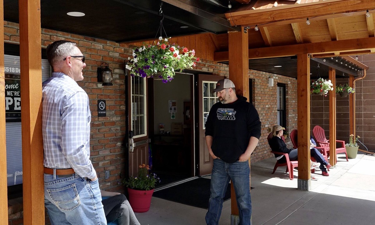 Anaconda Hostel | Lodge-like accommodation in downtown mountain town! Sleep up to 30 & carpe diem!