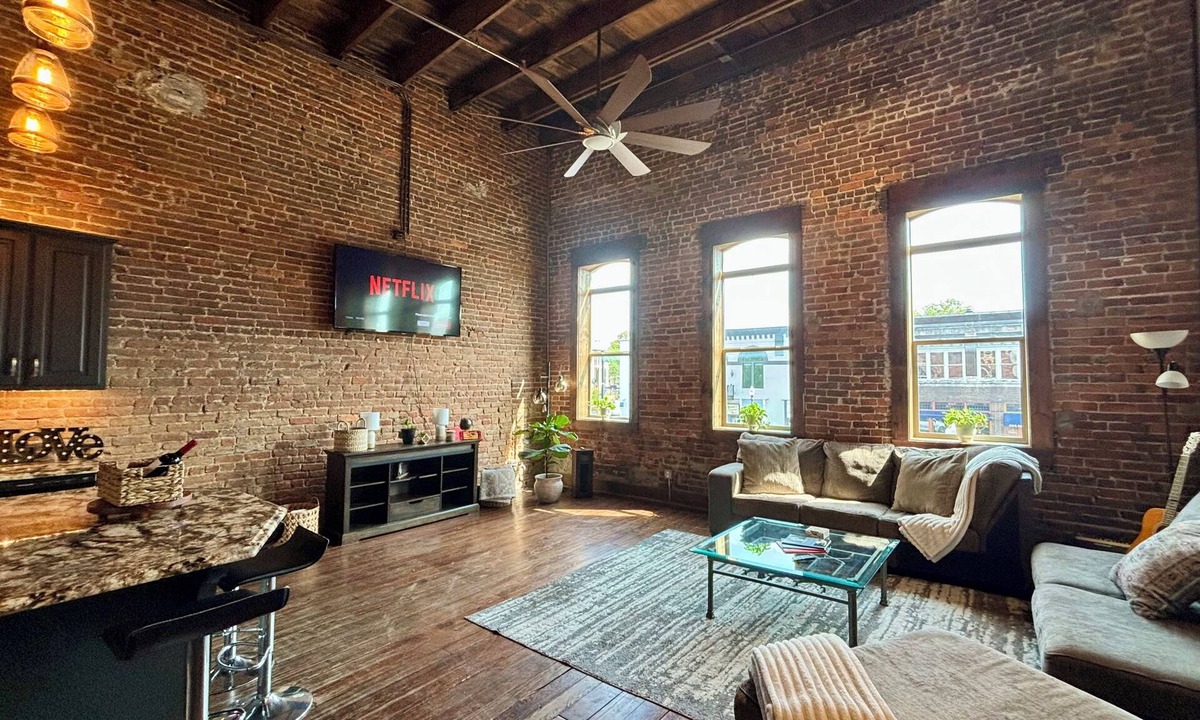 Florence Apartment | Loft in the Heart of Downtown - 500 Mbps WiFi - 4 car parking - EV charge - Boat