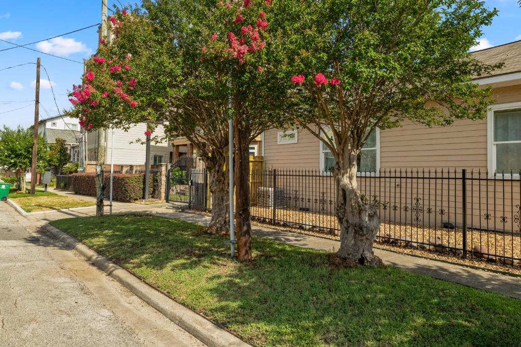 Washington Ave./ Memorial Park Apartment | Loft Style Studio In The Heart of D'Arts District