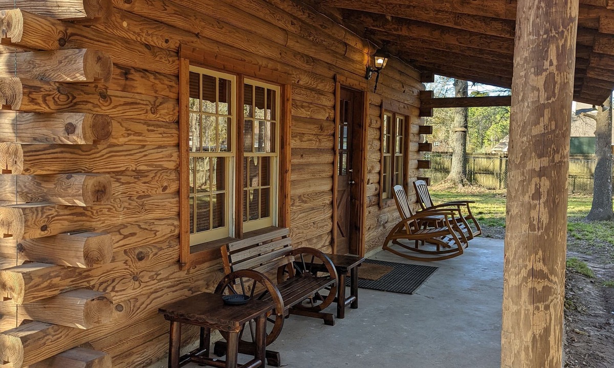 Lake Houston Cabin | Log Cabin on 1 acre! Fire Pit and fast wifi! Country Home close to Everything!
