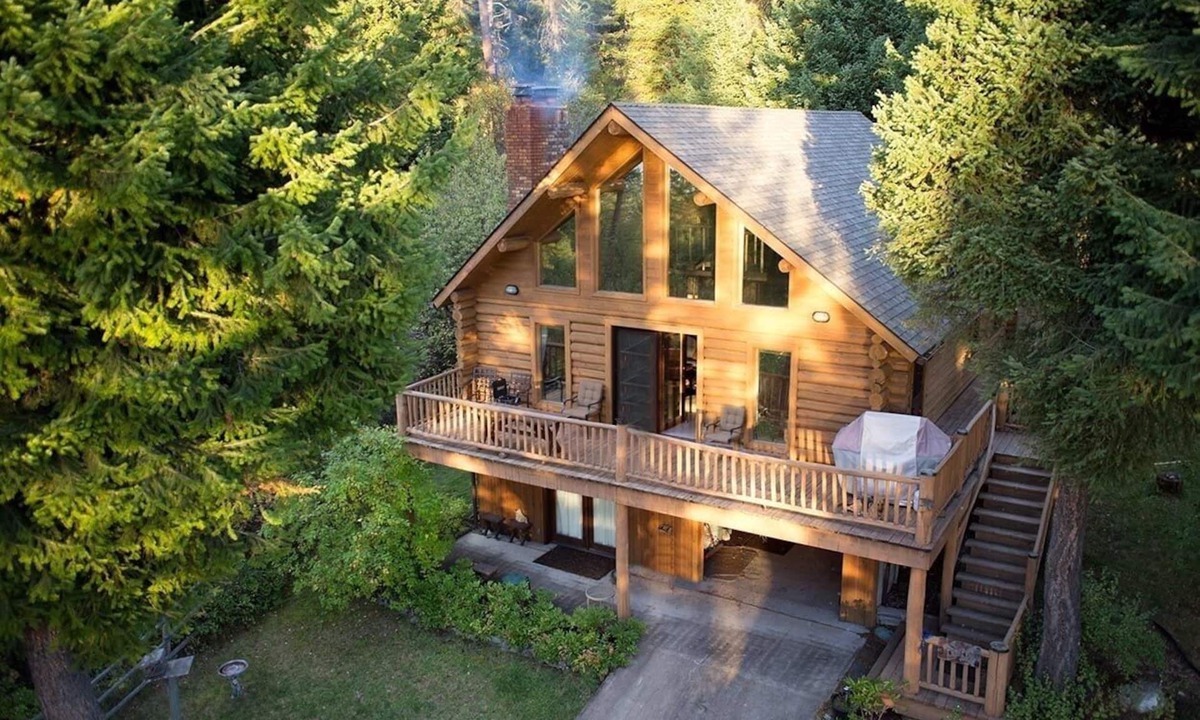 Polson House | LogCabin Sleeps 10 with Dock on Flathead Lake