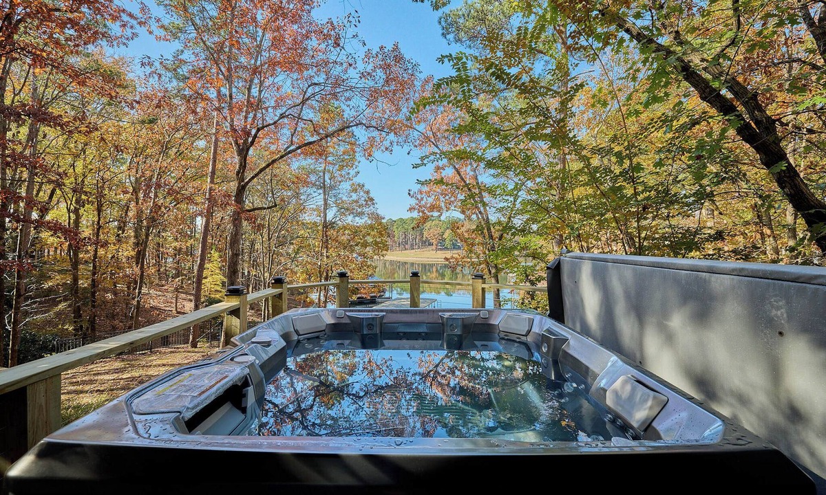Mid America House | Looking for a little piece of heaven? This is it! Spectacular views and hot tub
