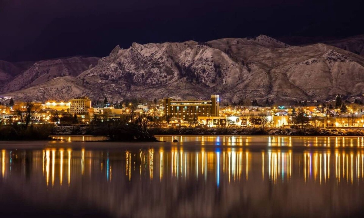 Wenatchee Hotel | Looking For Perfect Getaway? Relaxing Room w/Large Window, Pool, FREE Parking