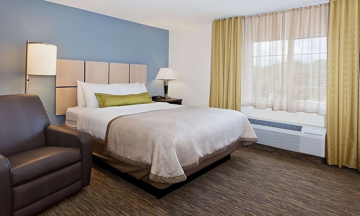 Southfield Apartment | Looking for Place to Relax? Suite w/Private Kitchen, Free Parking!
