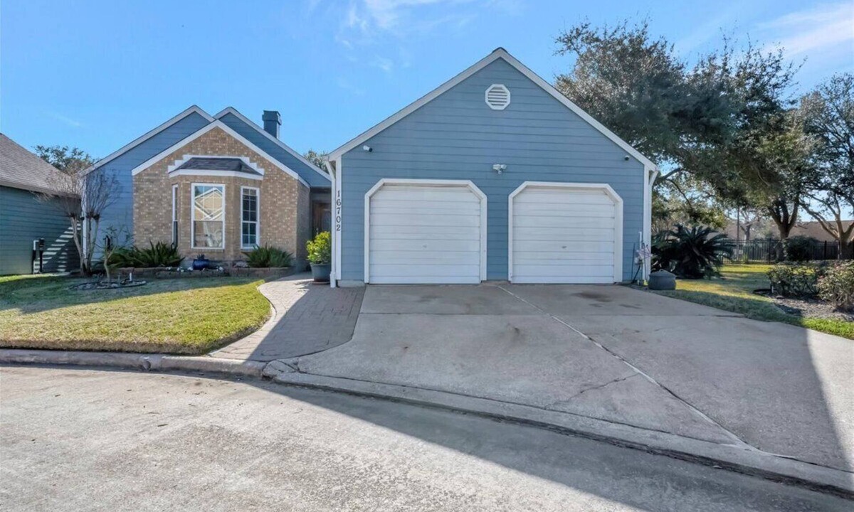 Nassau Bay House | Lovely & Fully Furnished 2BR Home – All Bills Paid – Soothing Houston Retreat