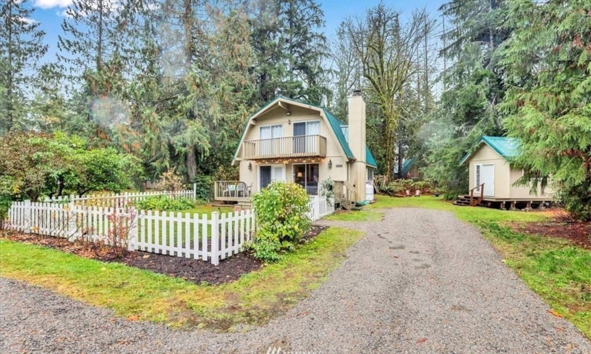 Baring Cabin | Lovely Home Private Hot Tub Fireplace WI-FI King Bed Hiking Fishing Ski resorts