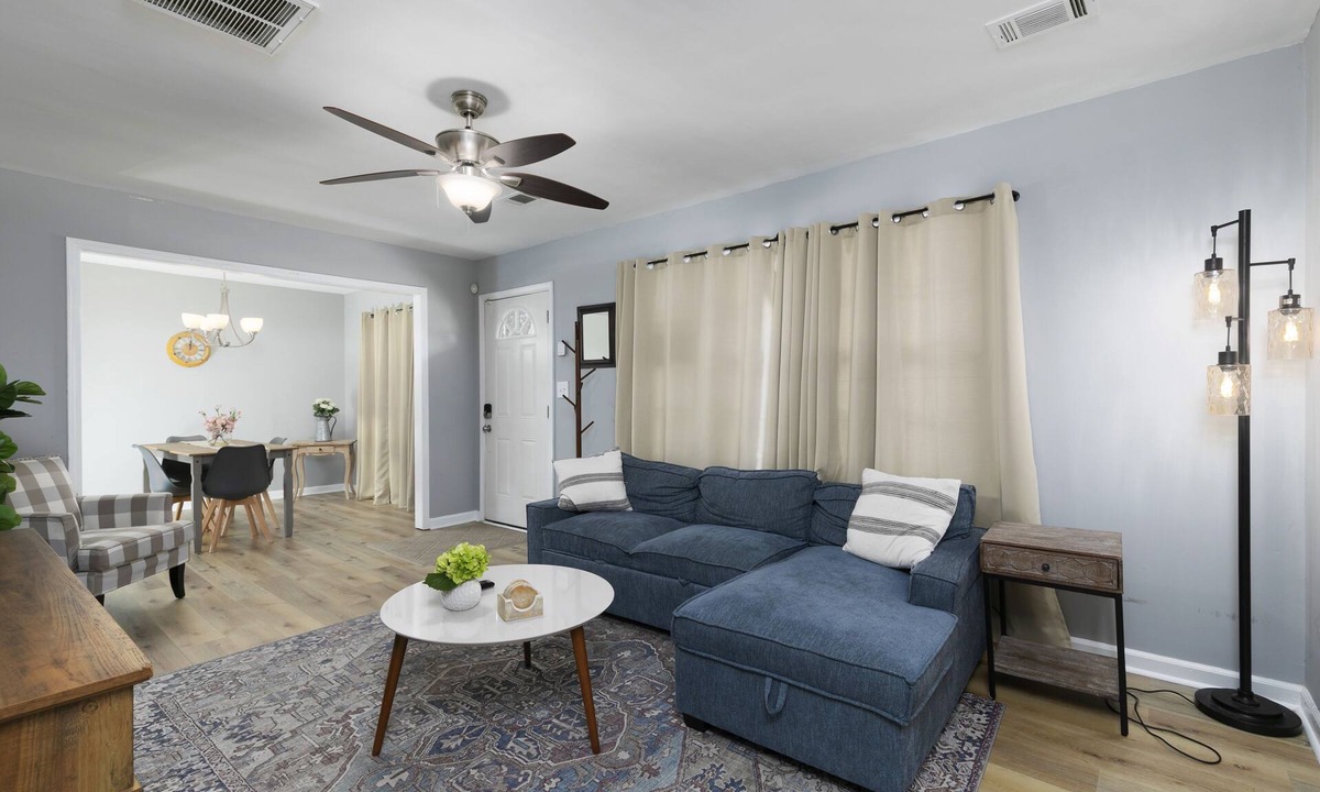 Candler-McAfee House | Lovely Modern 3 Bedroom bungalow l 3 King size beds