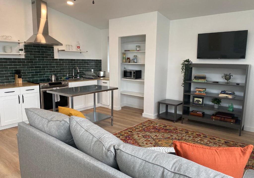 Livingston Apartment | Lovely one bedroom loft with mountain views