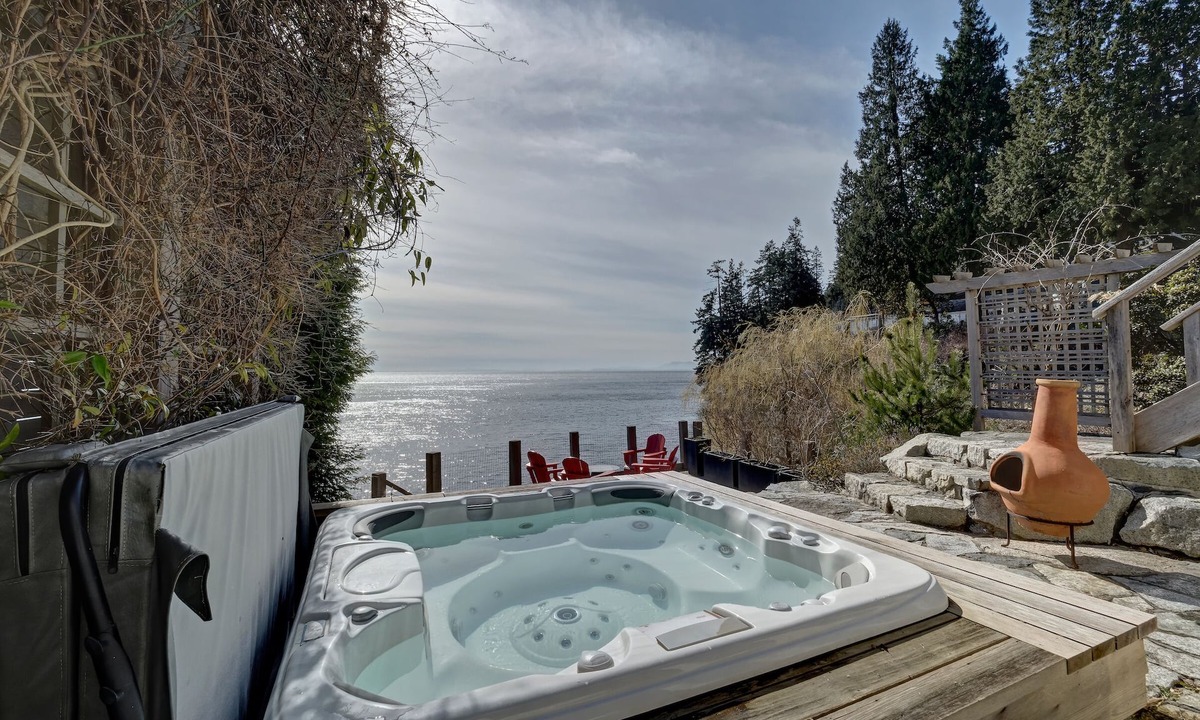 Gibsons House | Lower Gibsons Beachfront Ocean 3 Br Home,- Hot tub, Fire Bowl Walk to Town