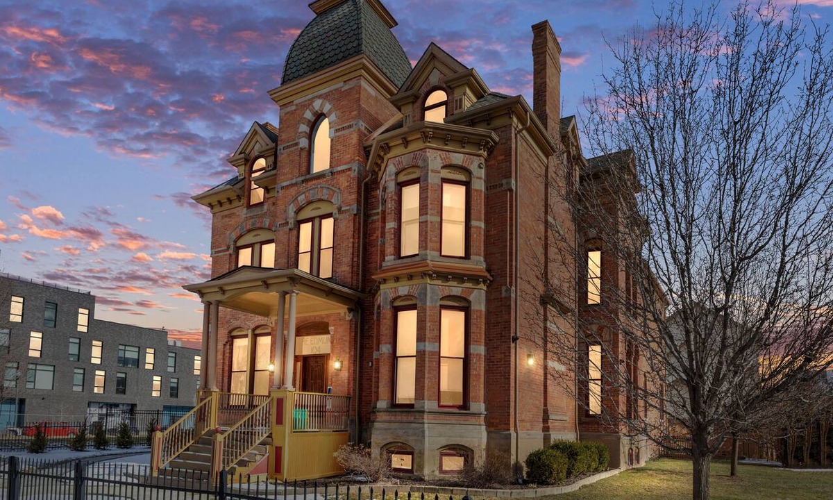 Midtown Condo | Lumber Baron’s Brush Park Penthouse - 3BR - 2 Kings/Queen/2.5Bath - 1-Car Garage