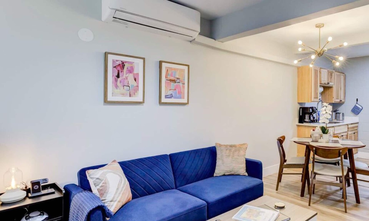 Downtown Memphis Apartment | Luxe Modern loft w/King Bed, Free Parking & Wi-Fi