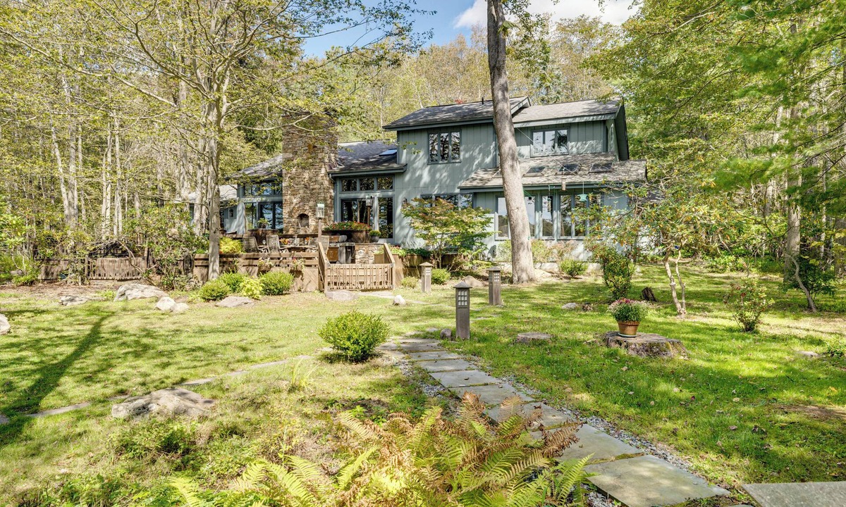 Pocono Pines House | Luxe Poconos Pines Home w/Beach + Amenities!