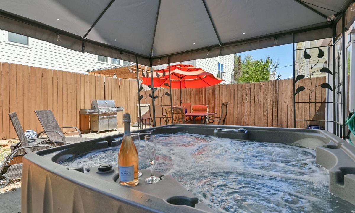 Washington Ave./ Memorial Park Villa | Luxurious 3BR 2.5BA Home with Hot Tub in Top Area
