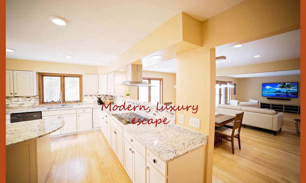 Columbus House | Luxurious Estate by Brown County (40+ Private Acres And A Pond); Great Amenities