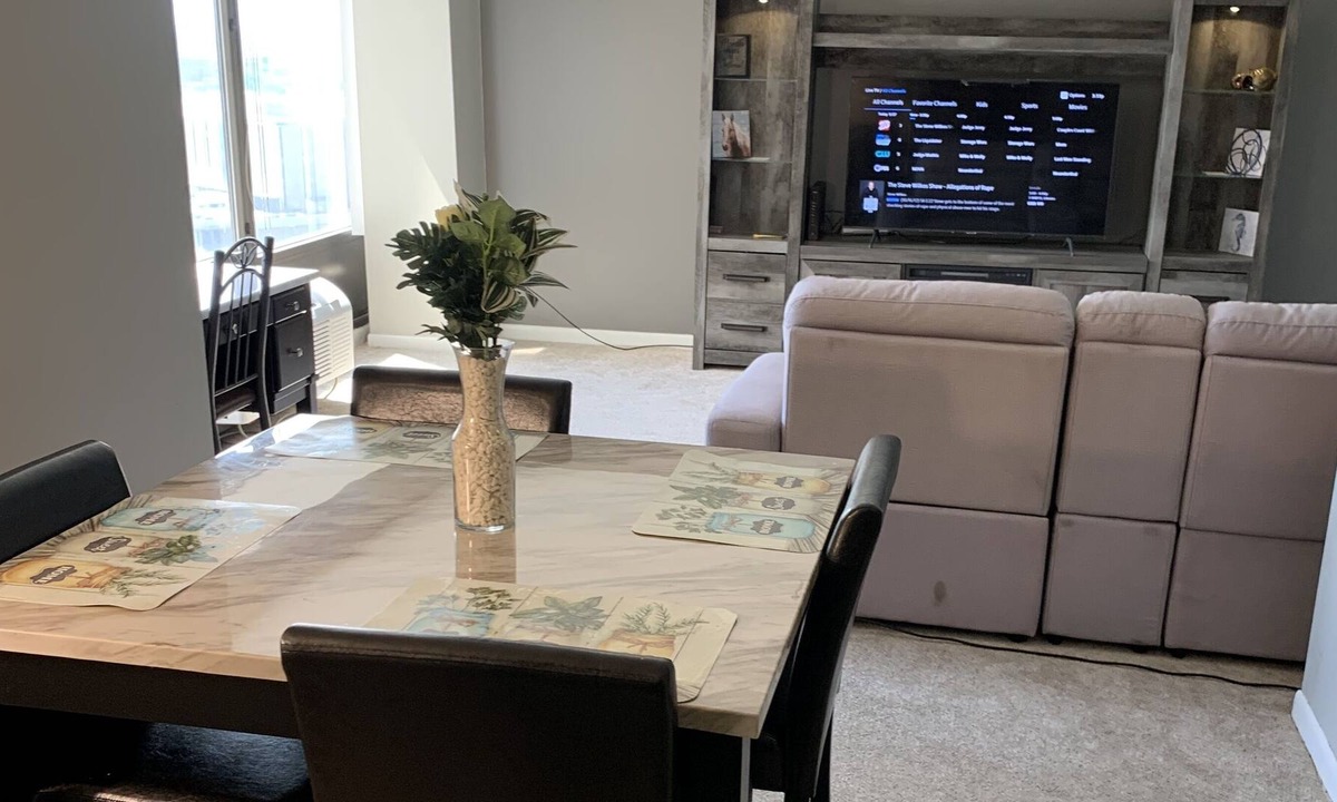 Detroit Apartment | Luxurious High Rise Downtown Apartment With Tons Of Amenities And River View