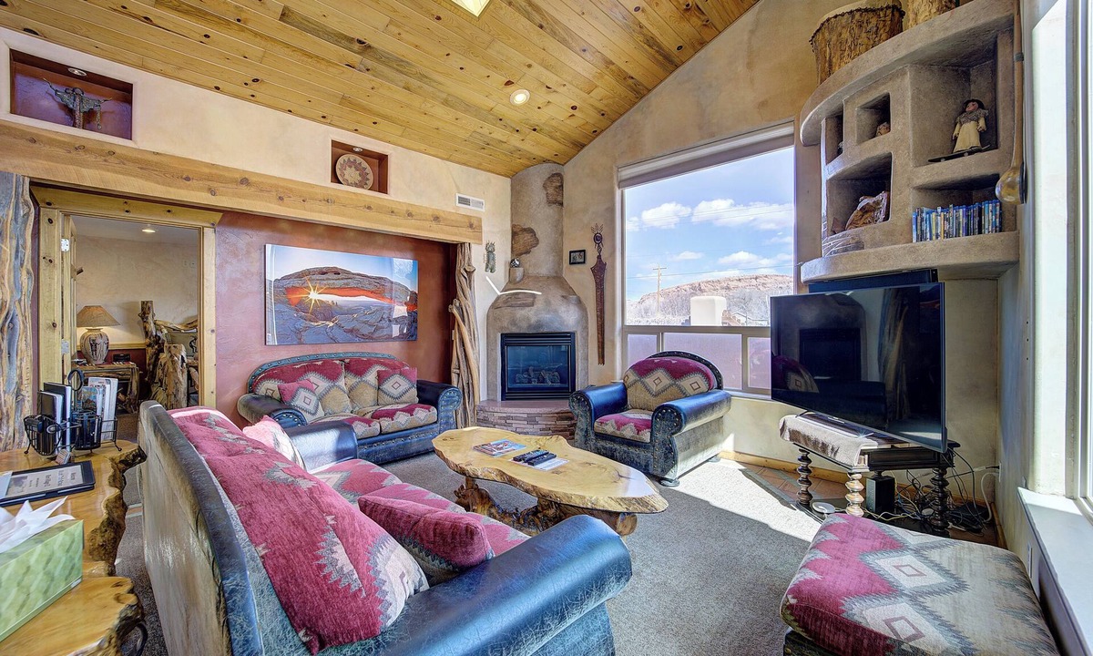Moab South Valley House | Luxurious - Southwest Comfort - Spa Master Bath - Dbl Garage - Pool/Hot Tub
