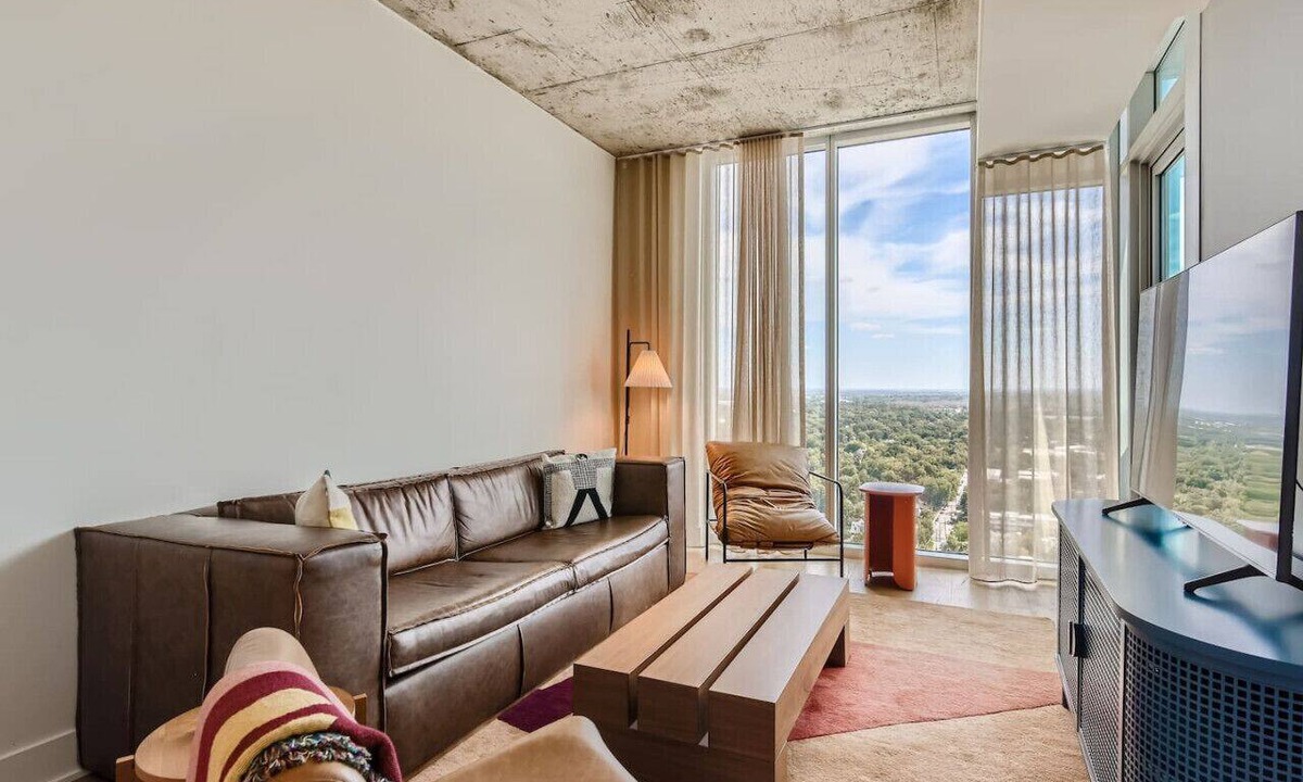 Rainey Street Historic District Apartment | Luxury 1BR +Views+Rooftop Pool +Walk To Rainey St.