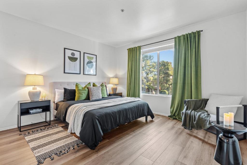 Del Rey Apartment | Luxury 2BDR with Parking & Pool - Marina del Rey