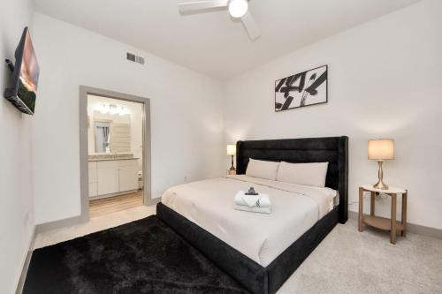 Addicks Apartment | Luxury 2BR Retreat King Beds Free Parking Houston